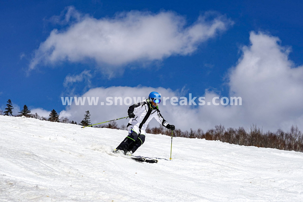 札幌国際スキー場 Mt.石井スポーツ ISHII SKI ACADEMY 校長・斉藤人之さんによる『斉藤塾』開講。本日のテーマは、「春雪！コブからスキーのたわみを楽しむ！！」(^^)v